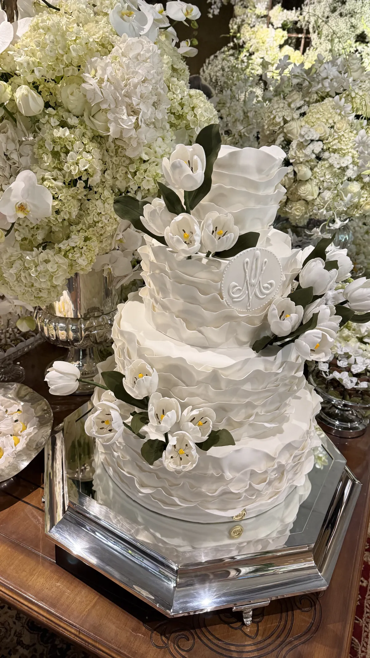 Bolo branco de babados com orquídeas de açúcar