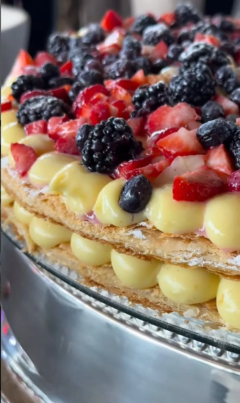 Camadas de massa folhada, creme e frutas vermelhas