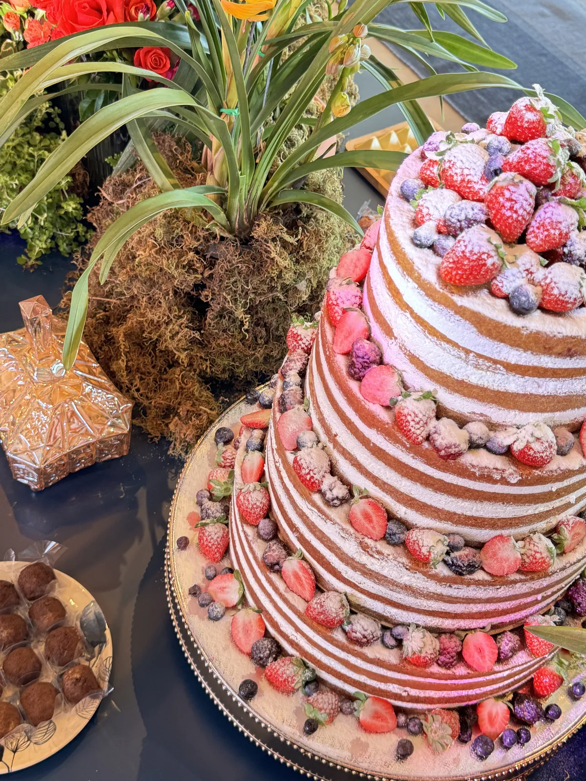 Naked cake de vários andares com morangos e frutas vermelhas